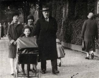 Karl und Regina Saß mit ihren Kindern Gertrud Therese und Max. Hannelore liegt wahrscheinlich im Kinderwagen.
