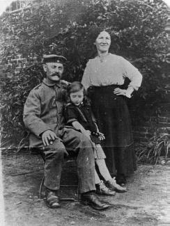 Regina Rosa und Karl Saß mit ihrer Tochter Gertrud Therese