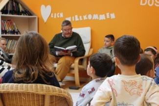 Frau Dr. Grobe liest Kindern ein Buch vor.