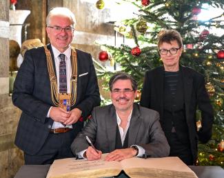 Vergabe Ruhrpreis für Kunst & Wissenschaft | Eintrag Goldenes Buch Prof. Dr. Frank Neese
