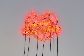 Andrea Bowers 
Beloved Community (Quote by Martin Luther King, Jr), 2023 
Neon, Ed. 3 + 1 AP 
68 x 90 x 5,5 cm 
Courtesy the artist and Capitain Petzel, Berlin 
© Andrea Bowers/VG Bild-Kunst, Bonn 2025, Foto: Gunter Lepkowski