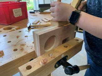 Das Bild zeigt einen Teillnehmer beim Bau seiner fetten Box für sein Smartphone. Kulturrucksack Projekt 2024