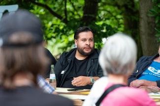 Das Bild zeigt den Schauspieler und Moderator Selman Iyi während des zweiten k.u.k. Stammtisch der Freien Mülheimer Szene.