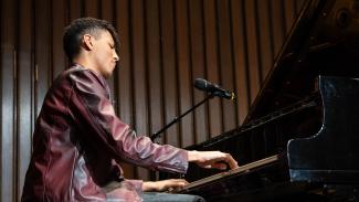 Louis Philippson spielte zu Beginn der Preisverleihung des Ruhrpreises für Kunst und Wissenschaft 2025 Klavier.