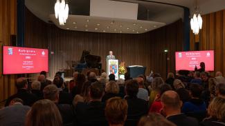 Oberbürgermeister Marc Buchholz begrüßte bei der Preisverleihung des Ruhrpreises für Kunst und Wissenschaft die etwa 170 Gäste.