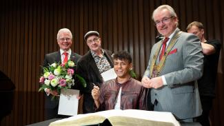 Louis Philippson trägt sich ins Goldene Buch der Stadt Mülheim an der Ruhr ein.