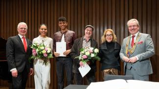 Gruppenfoto bei der Verleihung des Ruhrpreises für Kunst und Wissenschaft 2025 (von links nach rechts): Martin Weck (Vorstandsvorsitzender der Sparkasse Mülheim an der Ruhr), Anastasia Gang (Laudatorin Louis Philippson), Förderpreisträger Louis Philippson