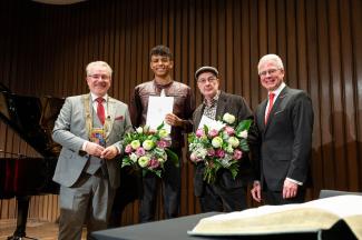 Verleihung des Ruhrpreises für Kunst und Wissenschaft 2025 (von links nach rechts): Oberbürgermeister Marc Buchholz, Förderpreisträger Louis Philippson, Preisträger Ralf Raßloff und Martin Weck (Vorstandsvorsitzender der Sparkasse Mülheim an der Ruhr)