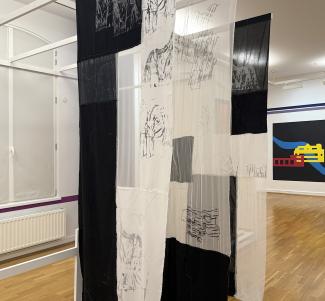 Pia Jodeleit, verhangen, 2025, Siebdruck auf verschiedenen Textilien.