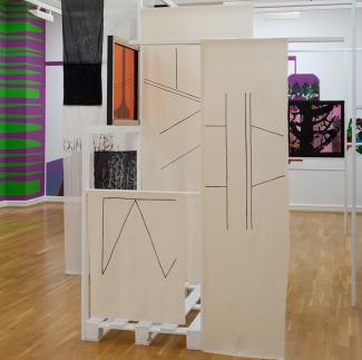 Theresa Dieckmann, „Skizzen auf Stoff“, 2025, Textilmarker auf Leinwand.