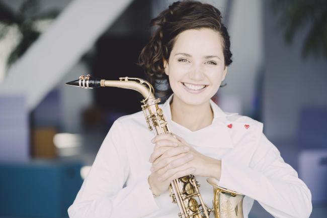 Das Bild zeigt die Saxophonistin Asya Fateyeva mit einem Saxophon. Sie tritt am 10. November 2024 als Solistin in der Stadthalle bei den Sinfoniekonzerten auf.