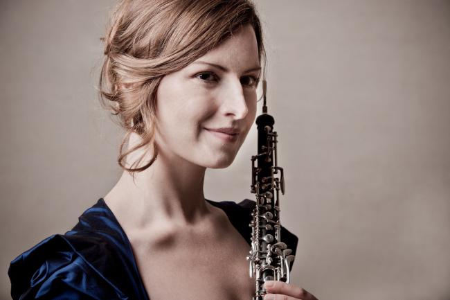 Das Bild zeigt die Oboistin Céline Moinet mit ihrer Oboe. Sie tritt am 21. Februar 2025 als Solistin in der Stadthalle bei den Sinfoniekonzerten auf.
