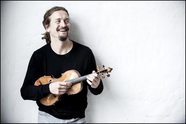 Das Bild zeigt den Violonisten Christian Tetzlaff mit einer Violine. Er tritt am 20. Oktober 2024 als Solist in der Stadthalle bei den Sinfoniekonzerten auf.