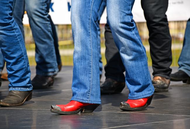 Linedance Gruppe beim Tanz Linedance Gruppe beim Tanz, hier speziell die Ansicht der Fußbewegung