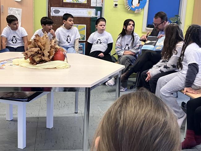 Der Stadtdirektor David Lüngen liest Kindern der Brüder Grimm Grundschule eine Geschichte vor.