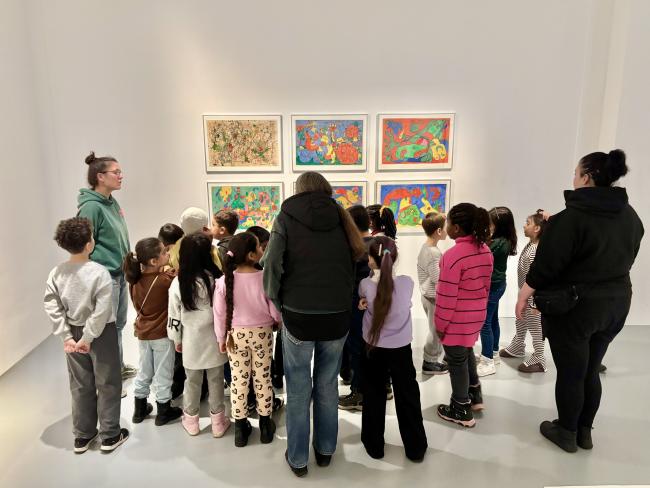 Kinder der Grundschule Zunftmeisterstraße besuchen das Kunstmuseum.