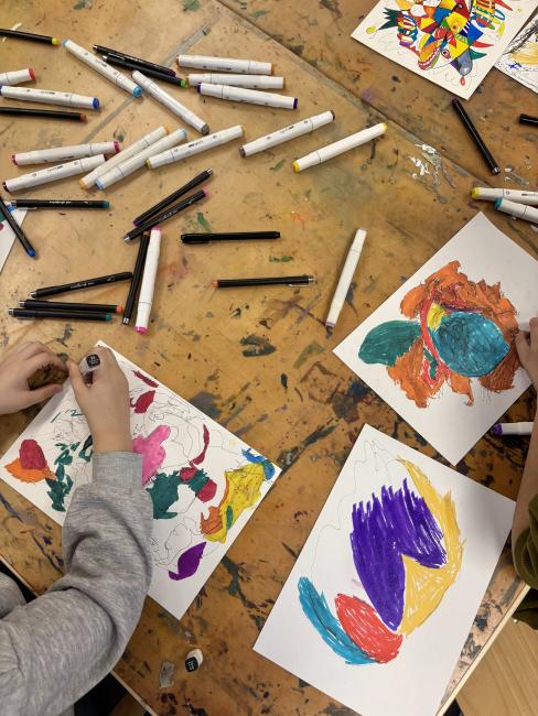 Kinder der Grundschule an der Zunftmeisterstraße bei einem Workshop im Kunstmuseum.