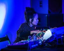 Die Künstlerin Midori Hirano Man sieht die Musikerin Midori Hirano.