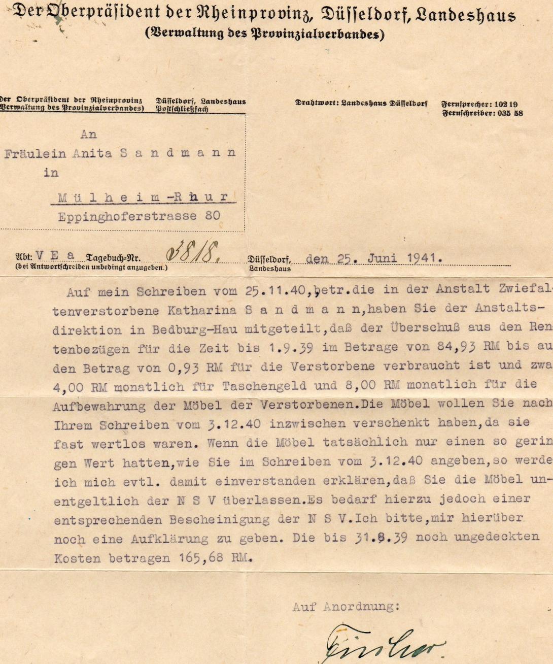 Maschinenschriftliches Schreiben auf beigefarbenem Papier